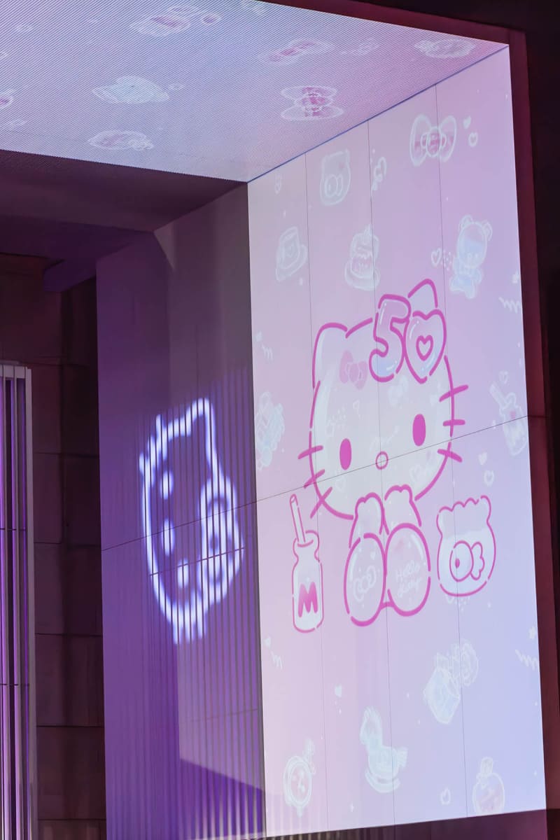 プロジェクションマッピングでは50周年のグラフィックも投影