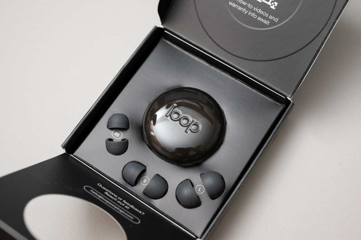 パッケージを開けたところ。収納ケース、サイズが異なるイヤーピースが入っています