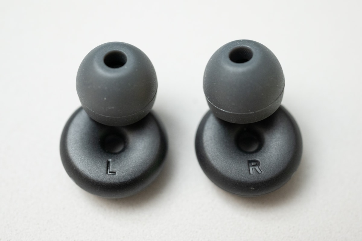 イヤーピースはイヤフォンでおなじみの形状、外に露出する部分はドーナツ状です