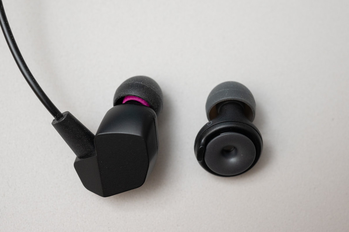 カナル型イヤフォン(左)との比較。イヤーピース部分は似たような構造です