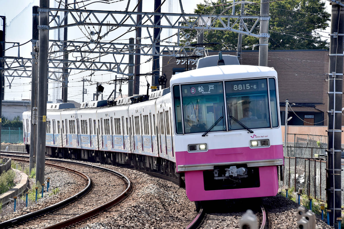 沿線の田園地帯を走る新京成の電車