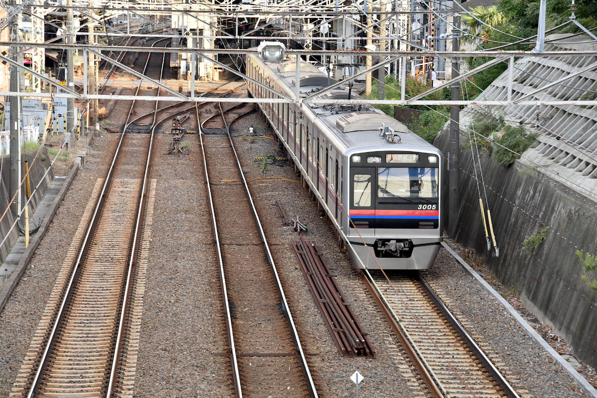 京成津田沼駅を出発する京成の電車