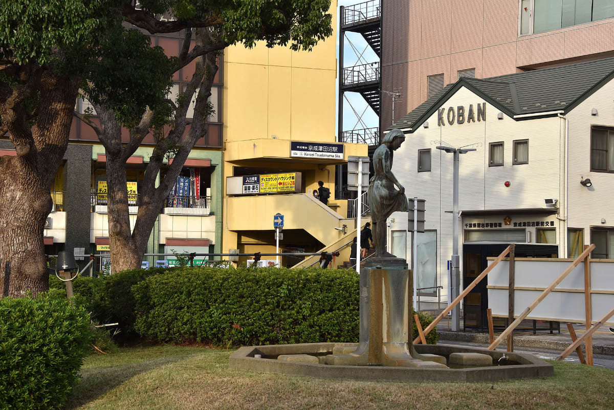 京成津田沼駅周辺は津田沼駅と比べると商業施設は少ないが、習志野市役所の最寄駅のため習志野市にとって重要な駅となっている