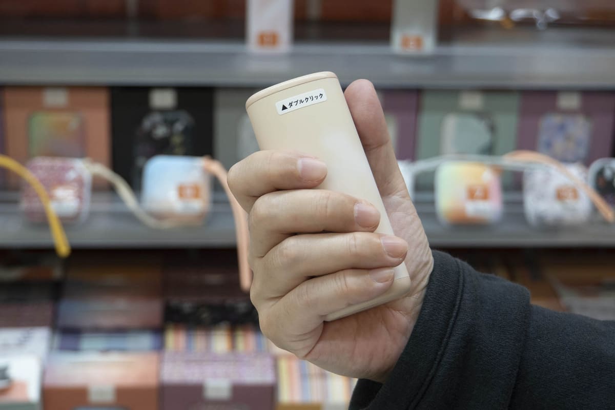 握れば指先まで温めることができる形状