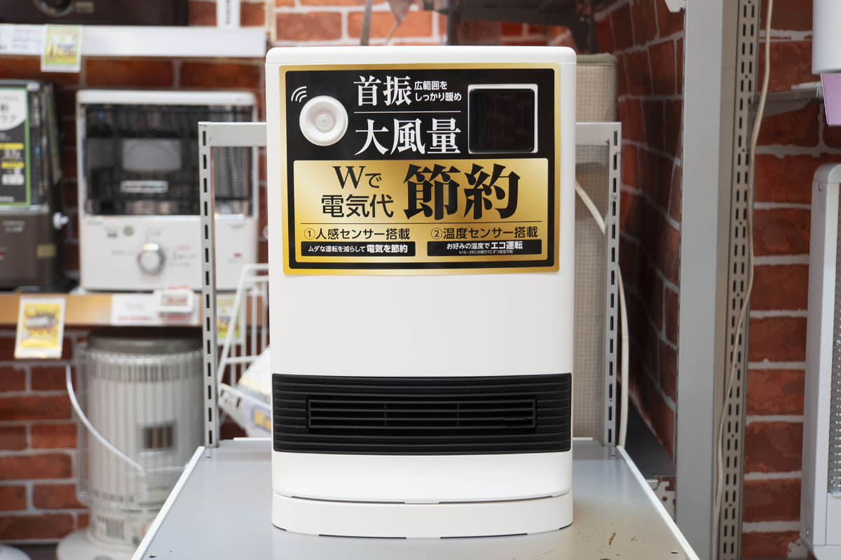 ユアサプライムス セラミックヒーター(11,800円)。サイズは270×162×422mm(幅×奥行×高さ)、重さは約3.7kg