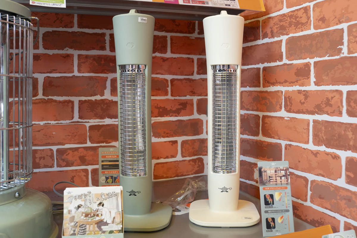 アラジン 遠赤グラファイトヒーター AEH-G408N(8,590円)。グリーンとホワイトの2色展開