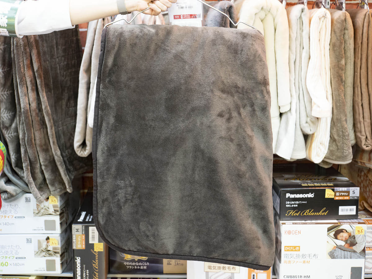 KODENの掛け敷き毛布 VWB-551R(9,750円)は、電気毛布の中でもスタンダードなタイプ。フランネル素材でサイズは1,880×1,300mm