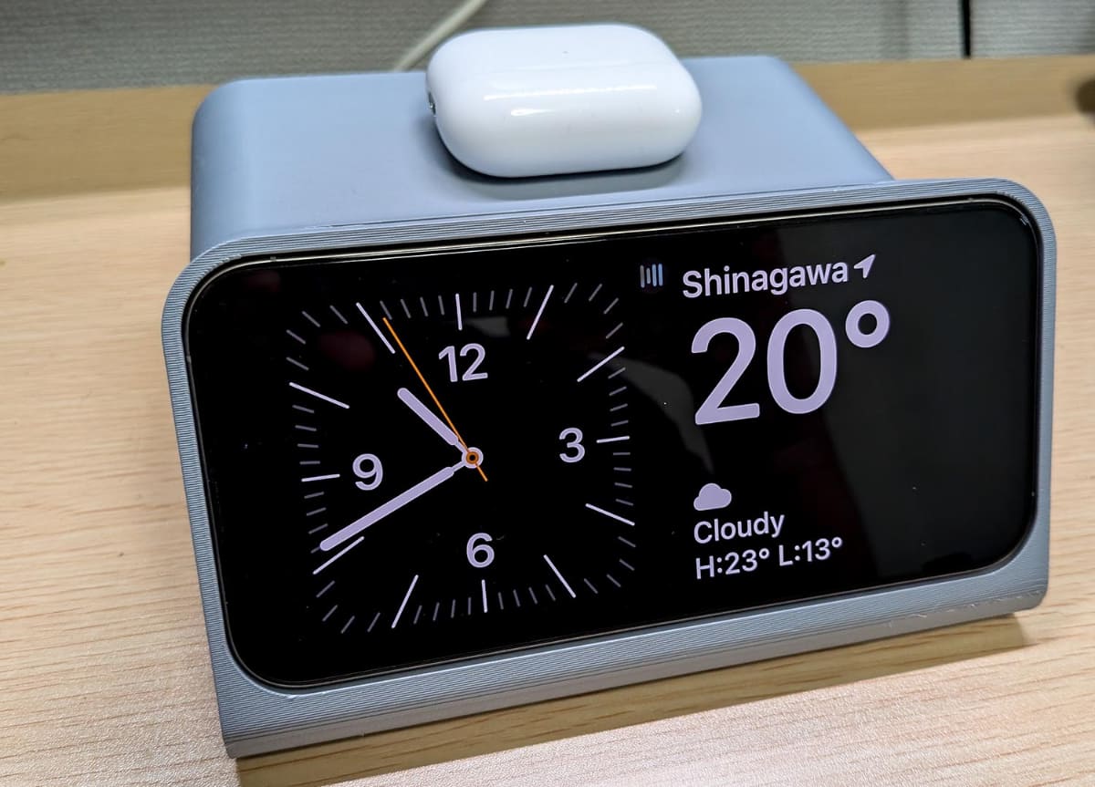 3Dプリンターで作ったiPhoneスタンド。中にはApple Watchの充電器が仕込まれているので、上にAirPodsを乗せると充電もできる