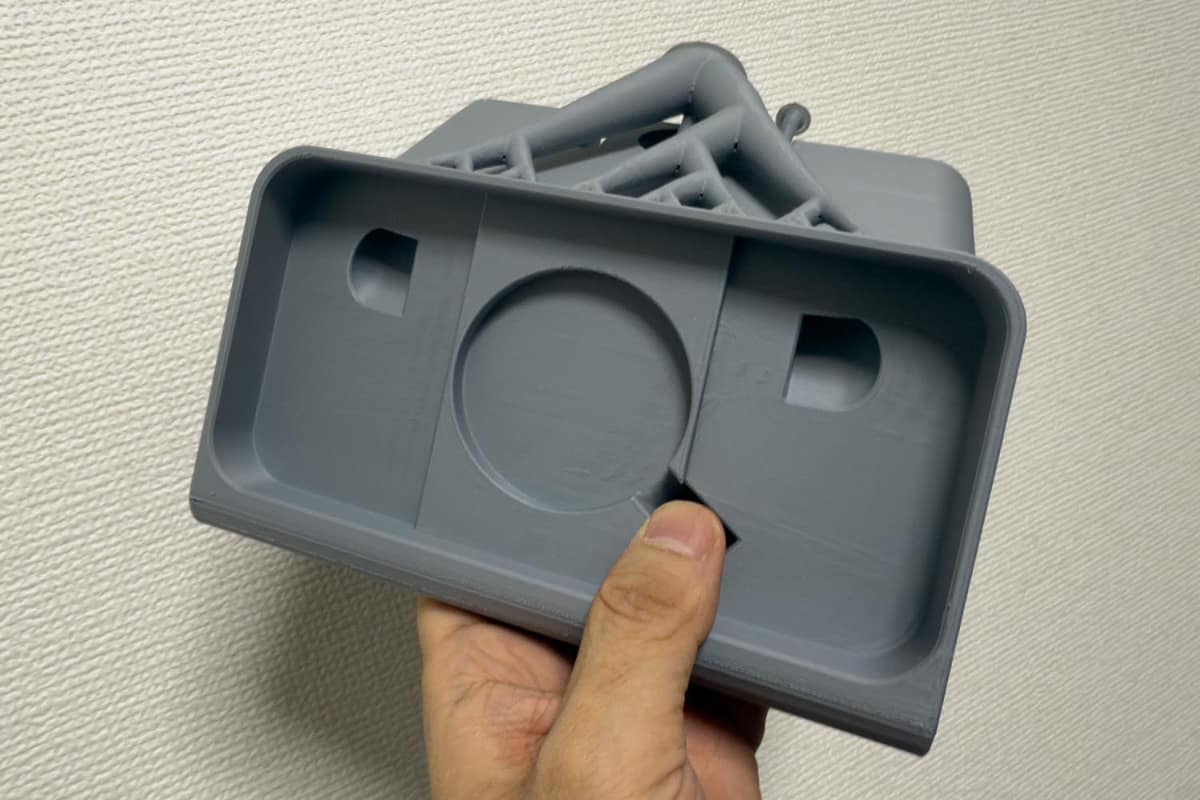 出力したもの。うまく形ができるよう付けられている「サポート材」を外せば使いはじめられる