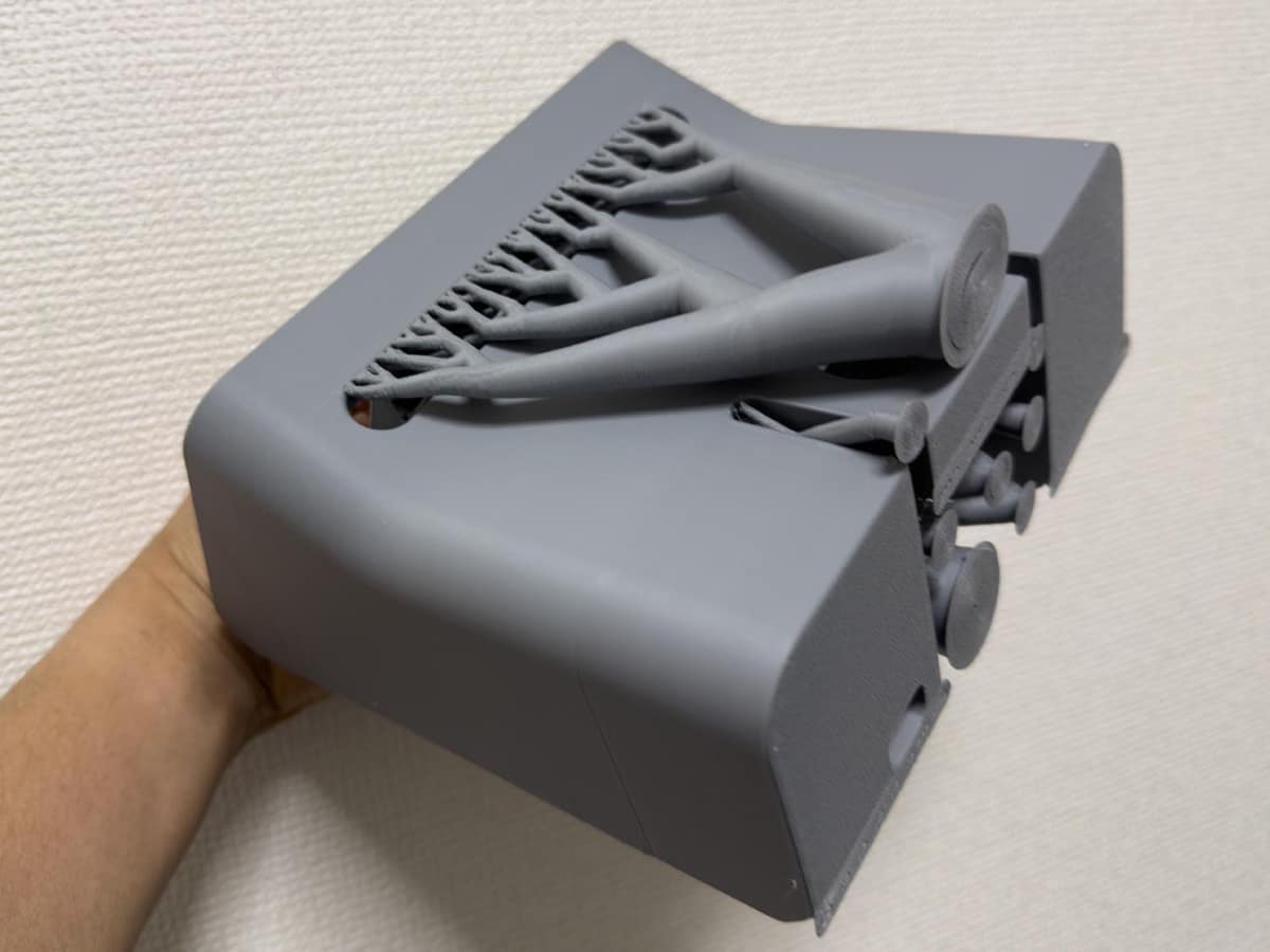 出力したもの。うまく形ができるよう付けられている「サポート材」を外せば使いはじめられる