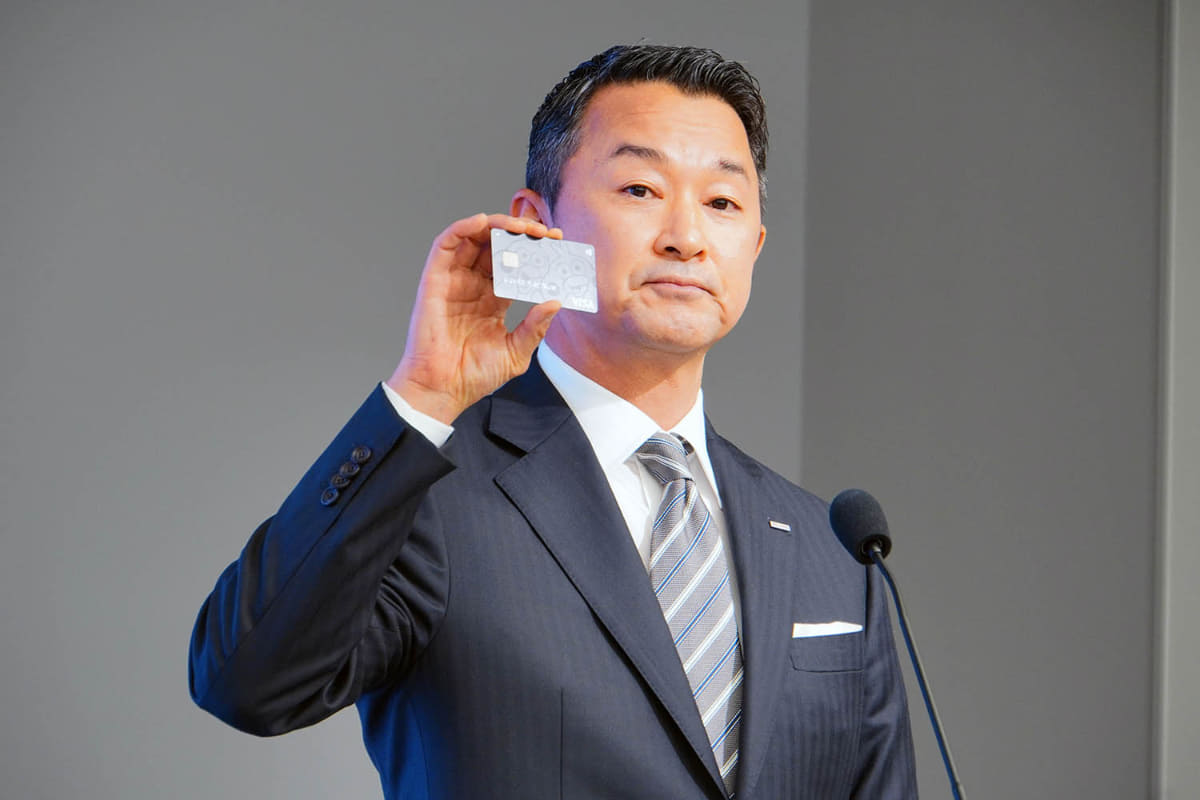 dカードPLATINUMを披露したドコモの前田社長。目標の契約数は3ケタ万と高い