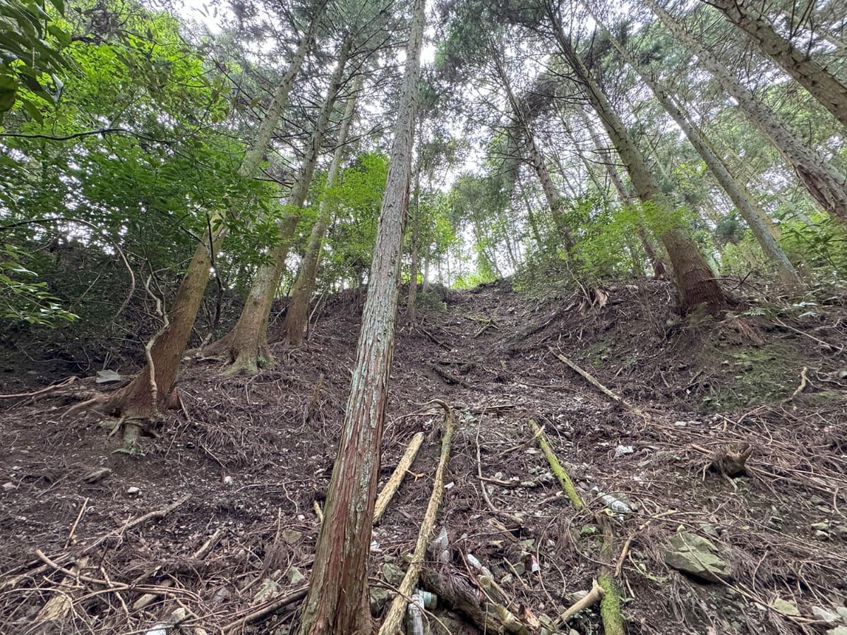 ヘルメットとゴーグルを除くオフロード装備一式付けたまま下に降りたのは敗因。この坂を上るのは大変だった