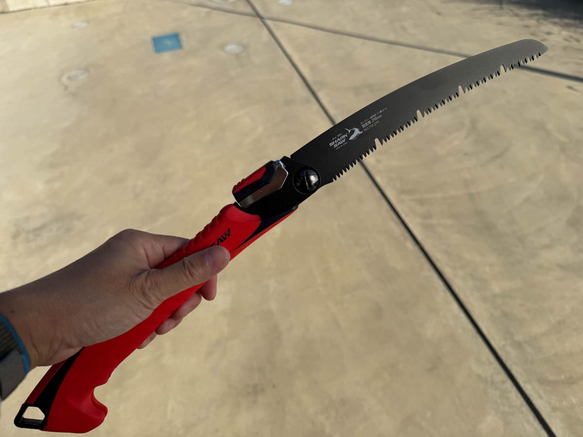 園芸用のこぎり。バリカンでもチップソーでも対処できないぶっとい草向け