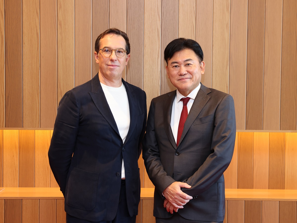 ロレアルグループ 最高経営責任者のニコラ・イエロニムス氏と、楽天グループ 代表取締役会長兼社長の三木谷浩史氏