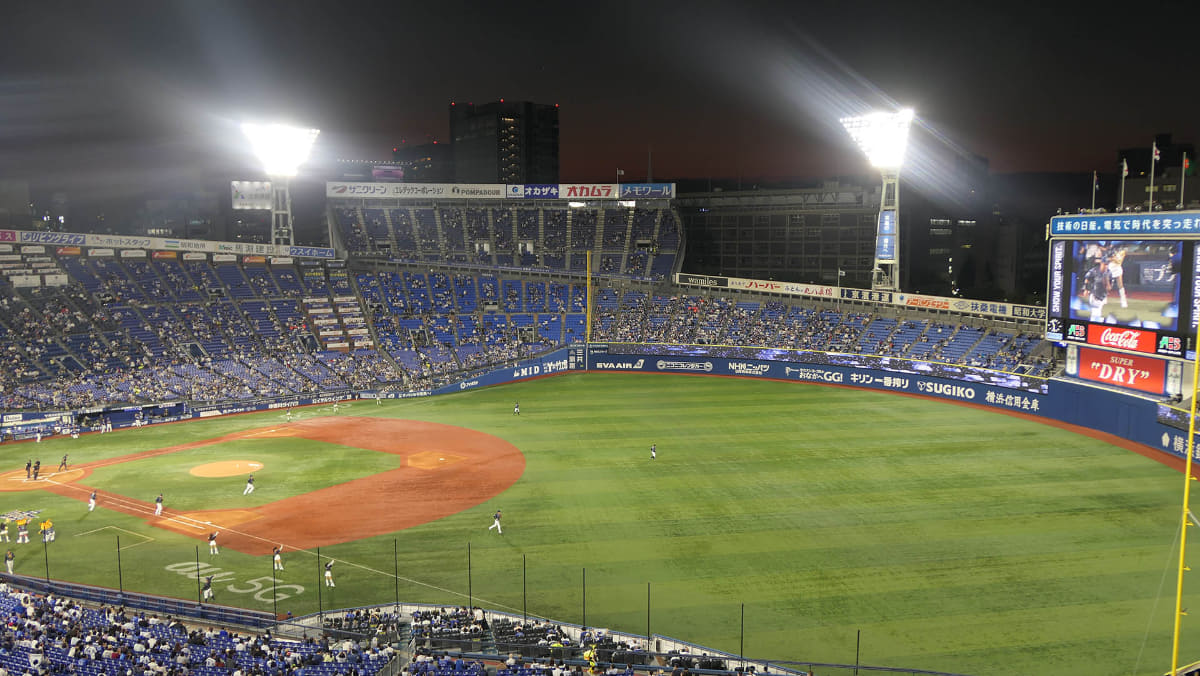 一塁側スタンドから見た横浜スタジアムのグラウンド
