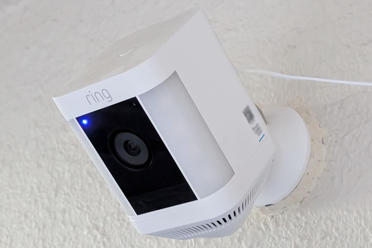 今回はガジェットレベルで押し込み強盗対策となりうる製品は存在するのかを検証する。写真はセンサーライト搭載のカメラ「Ring Spotlight Cam Plus」