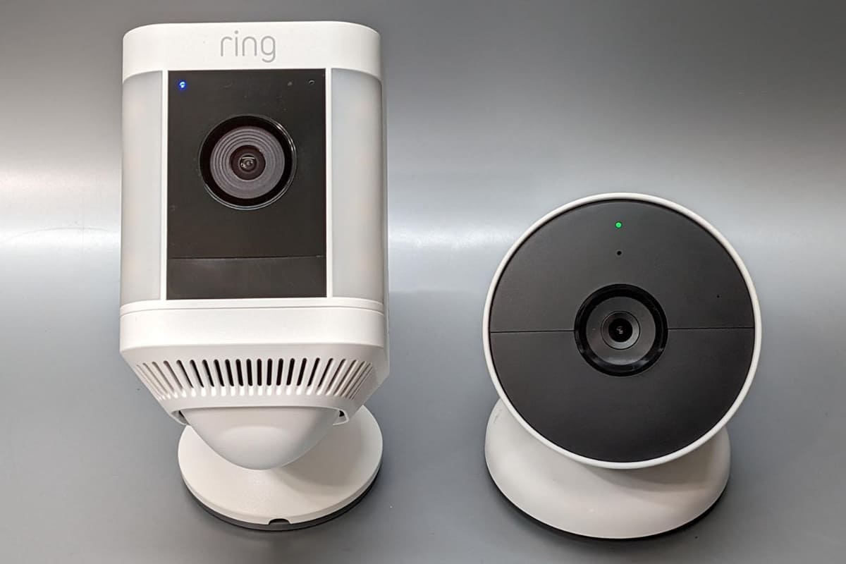 屋外対応でセンサーライトを搭載するカメラはそう多くはない。例えばAmazon傘下の「Ring Spotlight Cam Plus」(左)はライトを搭載するが、Googleの「Google Nest Cam(屋内、屋外対応/バッテリー式)」(右)は非搭載だ