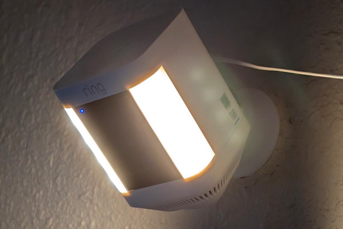 「Ring Spotlight Cam Plus」はセンサーが反応すると内蔵のライトが点灯する。同種製品の中でもその光量はかなりのものだ