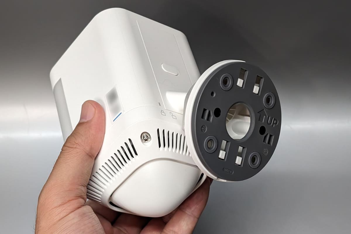 「Ring Spotlight Cam Plus」はネジで固定するタイプなので、賃貸物件への設置は一工夫が必要