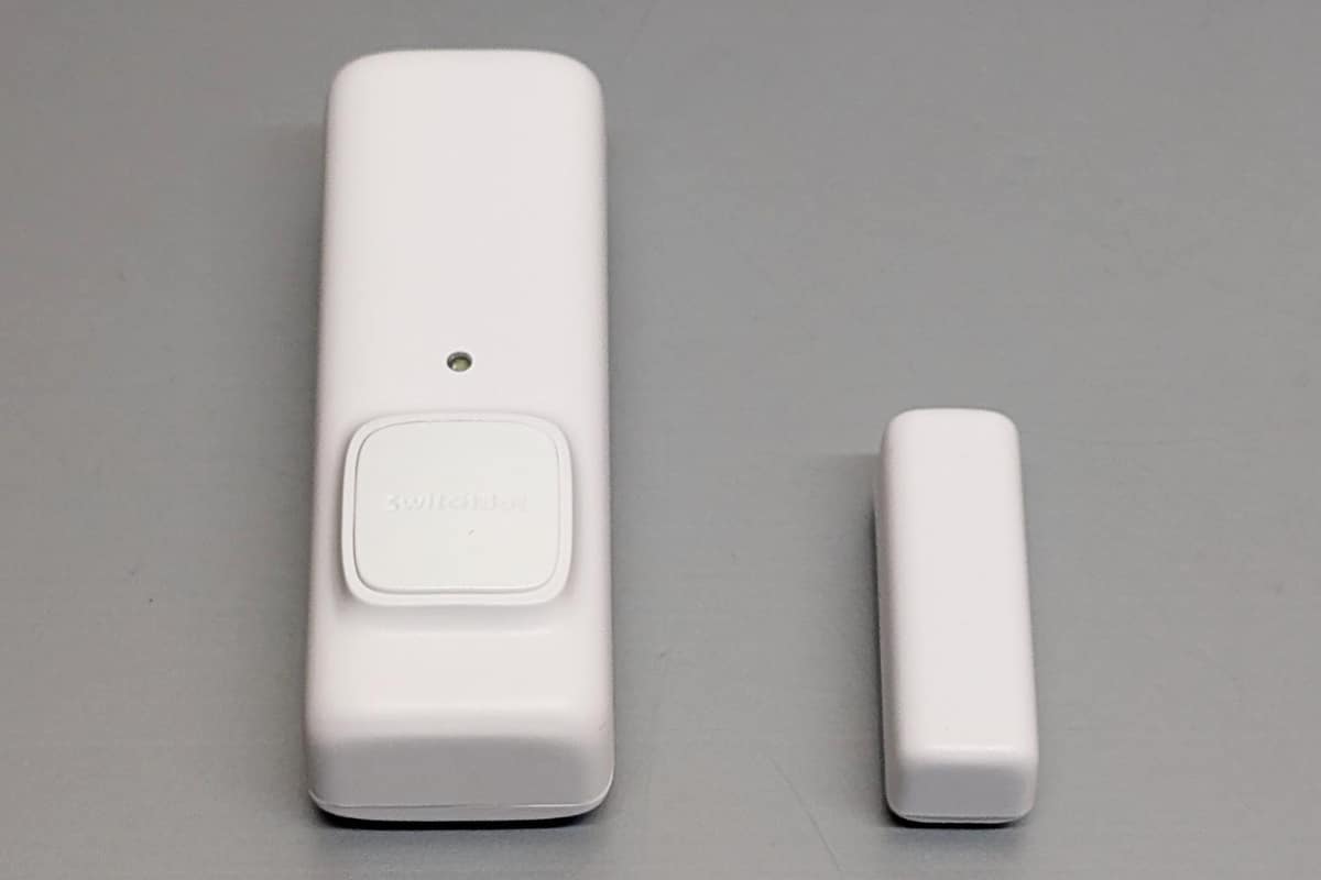 開閉センサーとその子機(磁石)。片方をドアに、もう片方をドアの枠に取り付け、距離が開くとドアが開いたとみなして通知を飛ばしてくれる