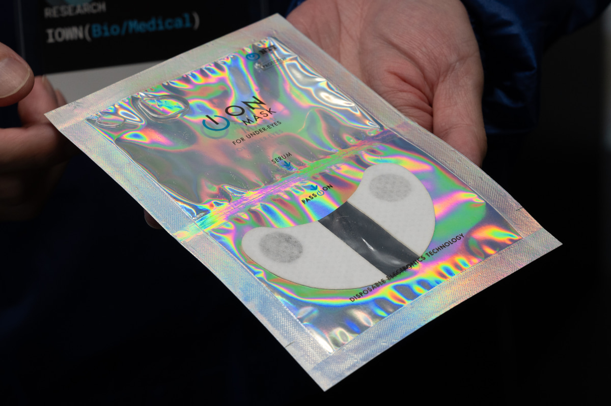 製品提供時のパッケージのイメージ。薬剤エリアと美容パッチに分かれている