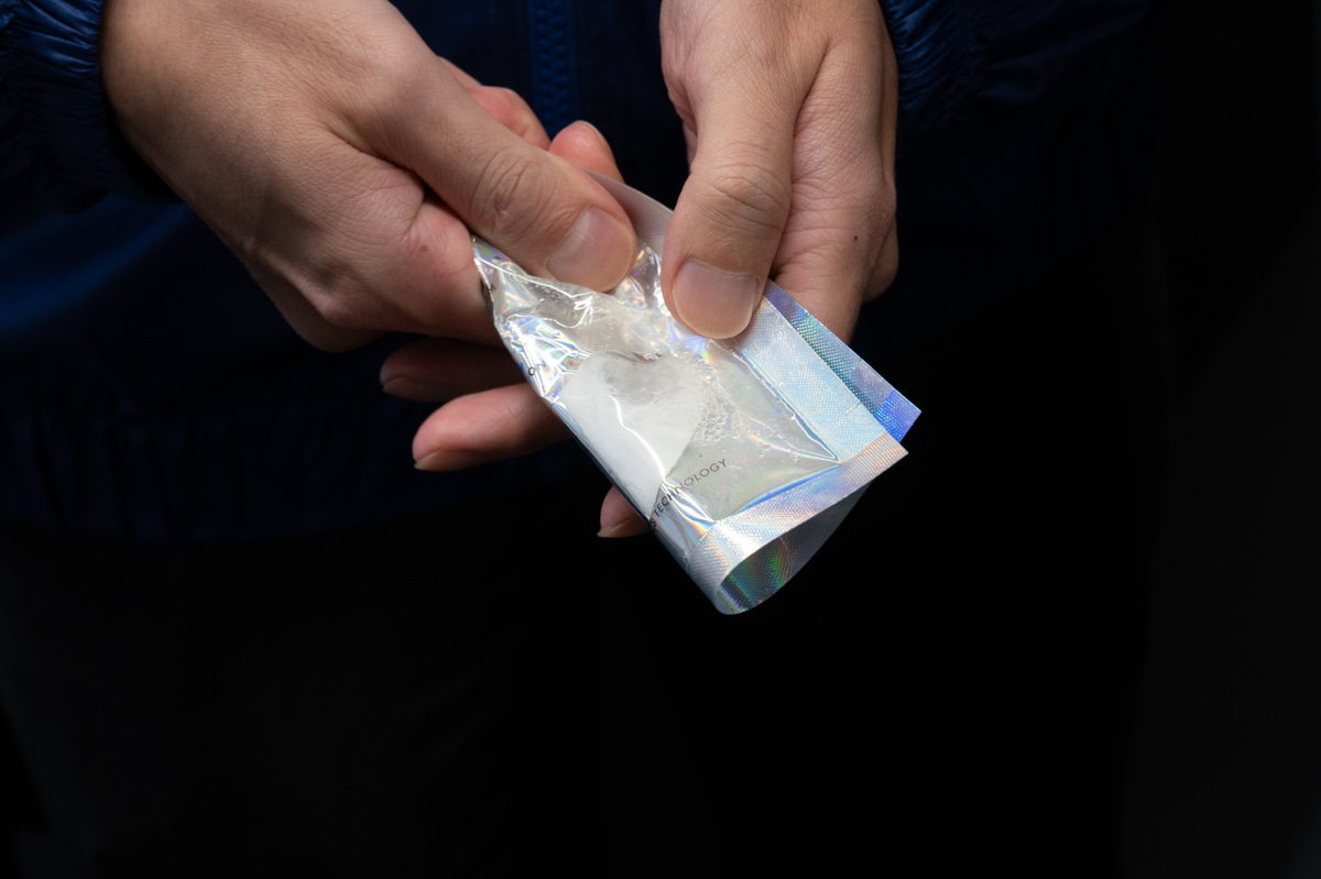 折ることで成分を含んだ液体がパッチに流れ、通電が始まる