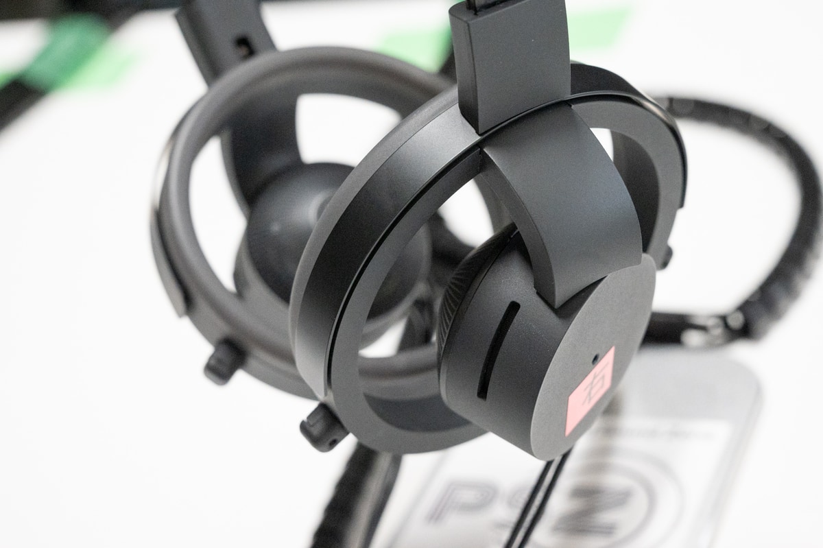 片側4カ所にマイクが追加されている