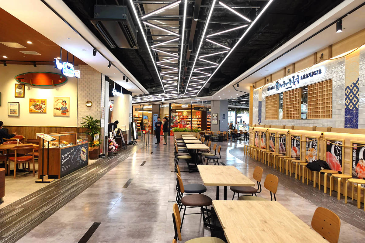 1階に設置されたテーブル席。テイクアウト商品を食べることもできる