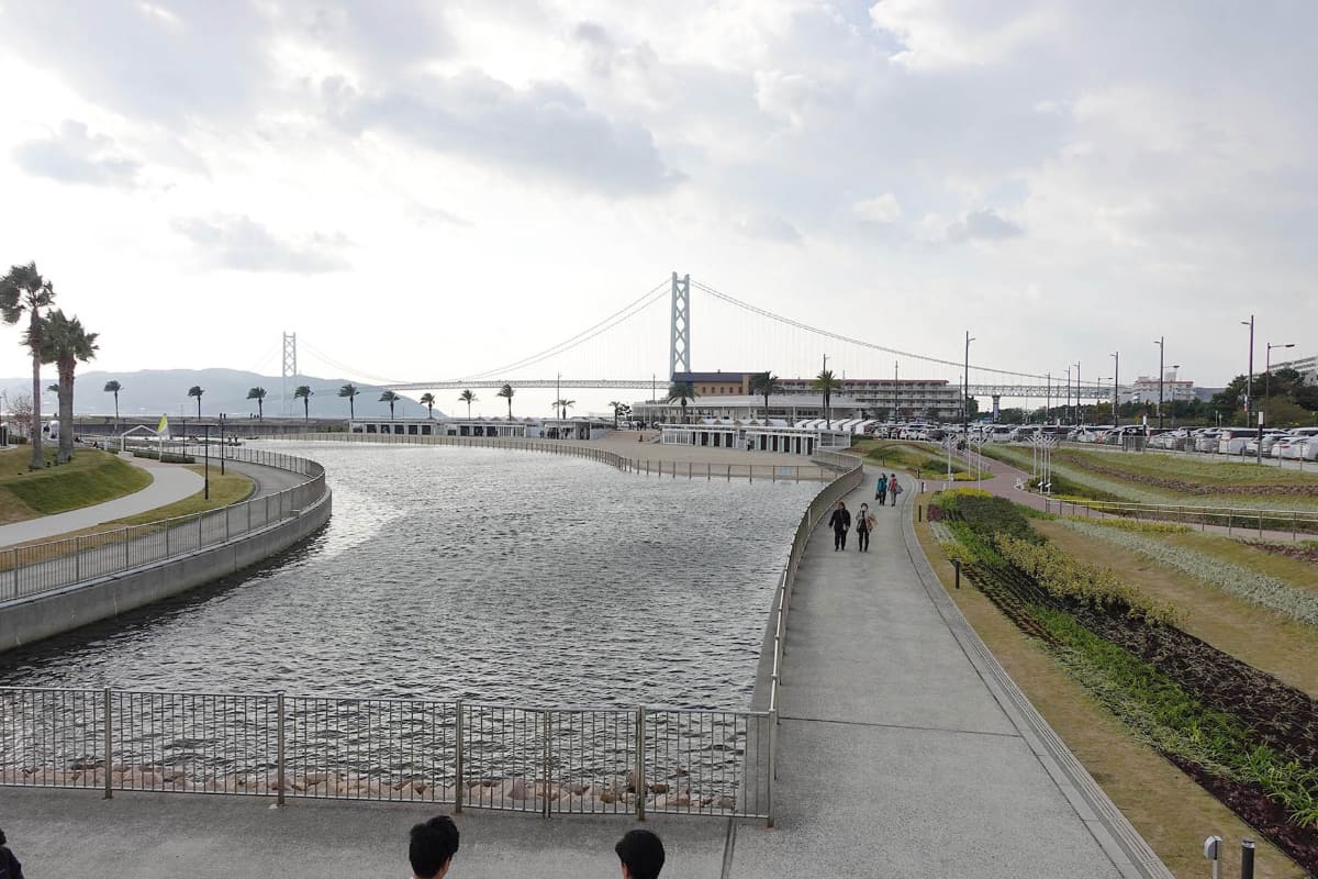 ラグーン(人工海水池)を陸地側から。バックに明石海峡大橋が見える