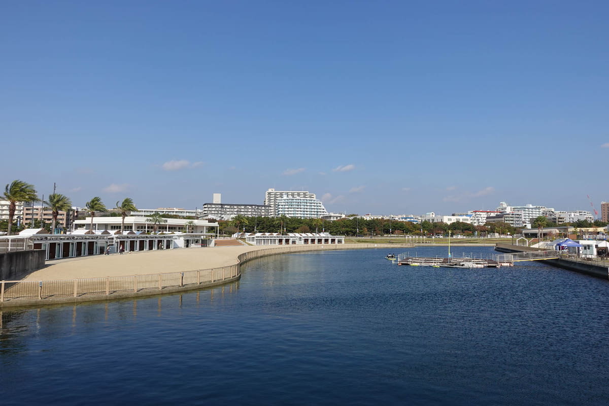 ラグーンを海側から眺める。