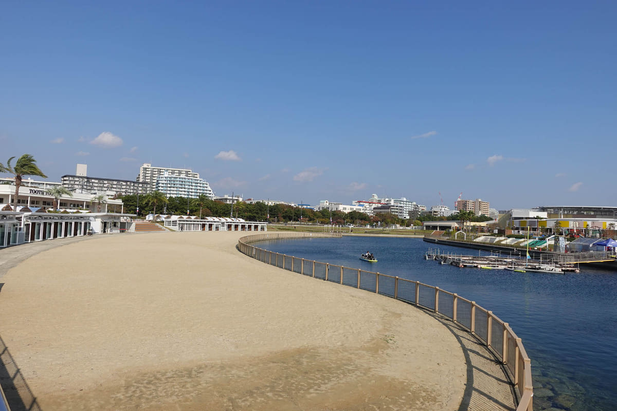 バーベキューエリアの前には砂浜が広がる