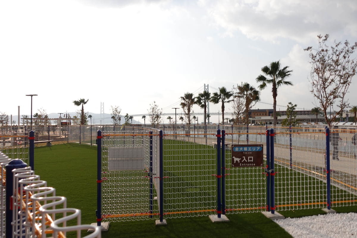 ドッグランは、小型犬エリアと全犬種エリアに分かれている