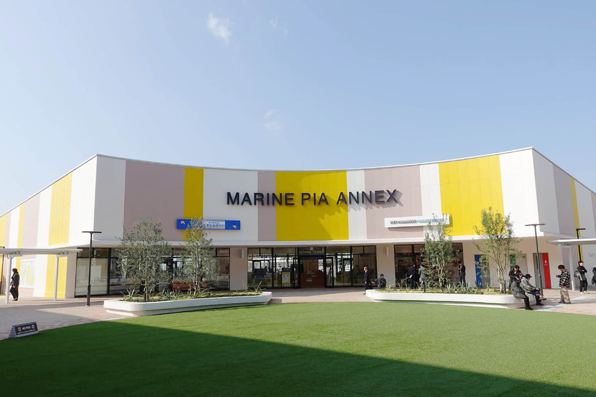 ボーネルンド(左側)が出店するマリンピアアネックス。右側はペットショップ