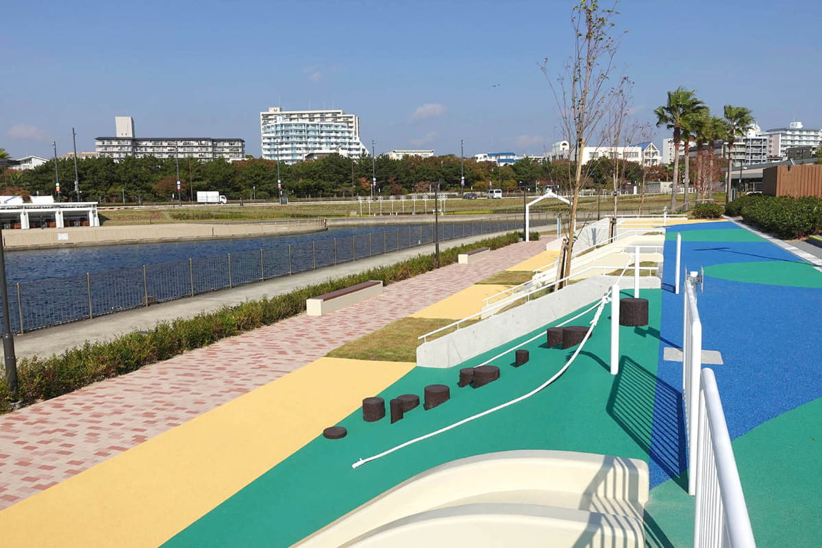 屋外の公園にも、ボーネルンドの遊具が設置されている