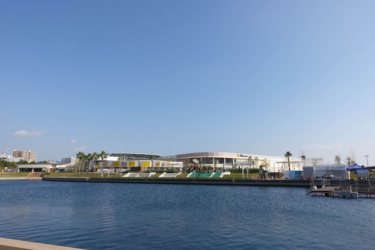 ラグーンからショッピングモールを眺める。海上に浮いているかのような、変わった眺めだ
