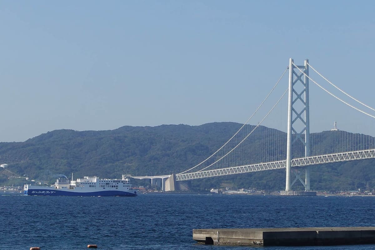 明石海峡大橋の下を通るフェリー・大型船の観察を観察できる。写真は「ジャンボフェリー」(高松東港行き)