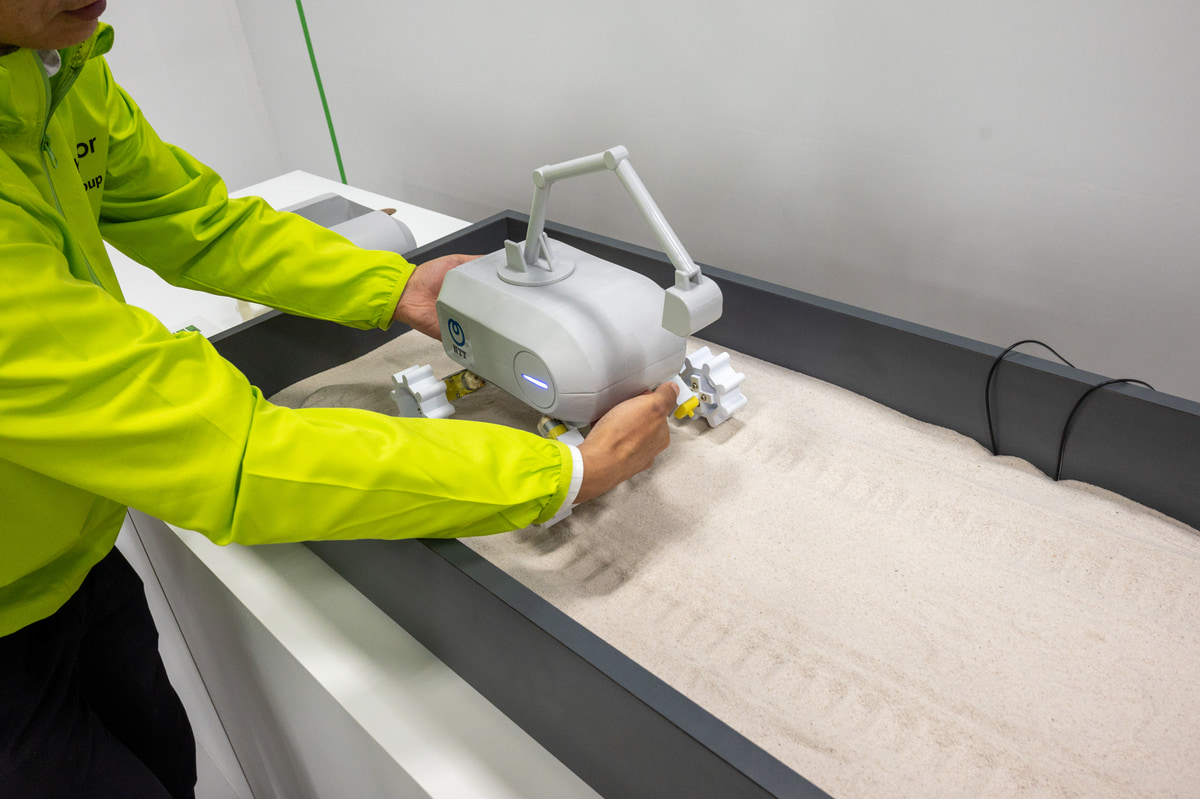 底面のアンテナが受電、LEDが点灯してモーターが駆動、タイヤが回り始めた