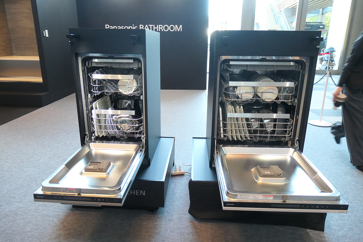 フロントオープンタイプのビルトイン食器洗い乾燥機に幅450mmが登場(左)。2023年12月に発売した幅600mm(右)が好評だったことから新たに投入された