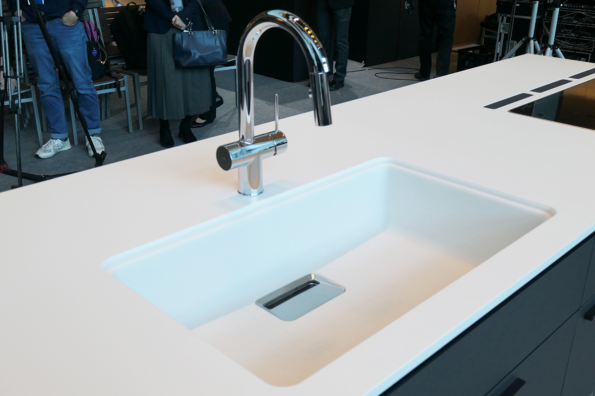 汚れがつきにくく落としやすいスゴピカ素材の「ラクするーシンク」