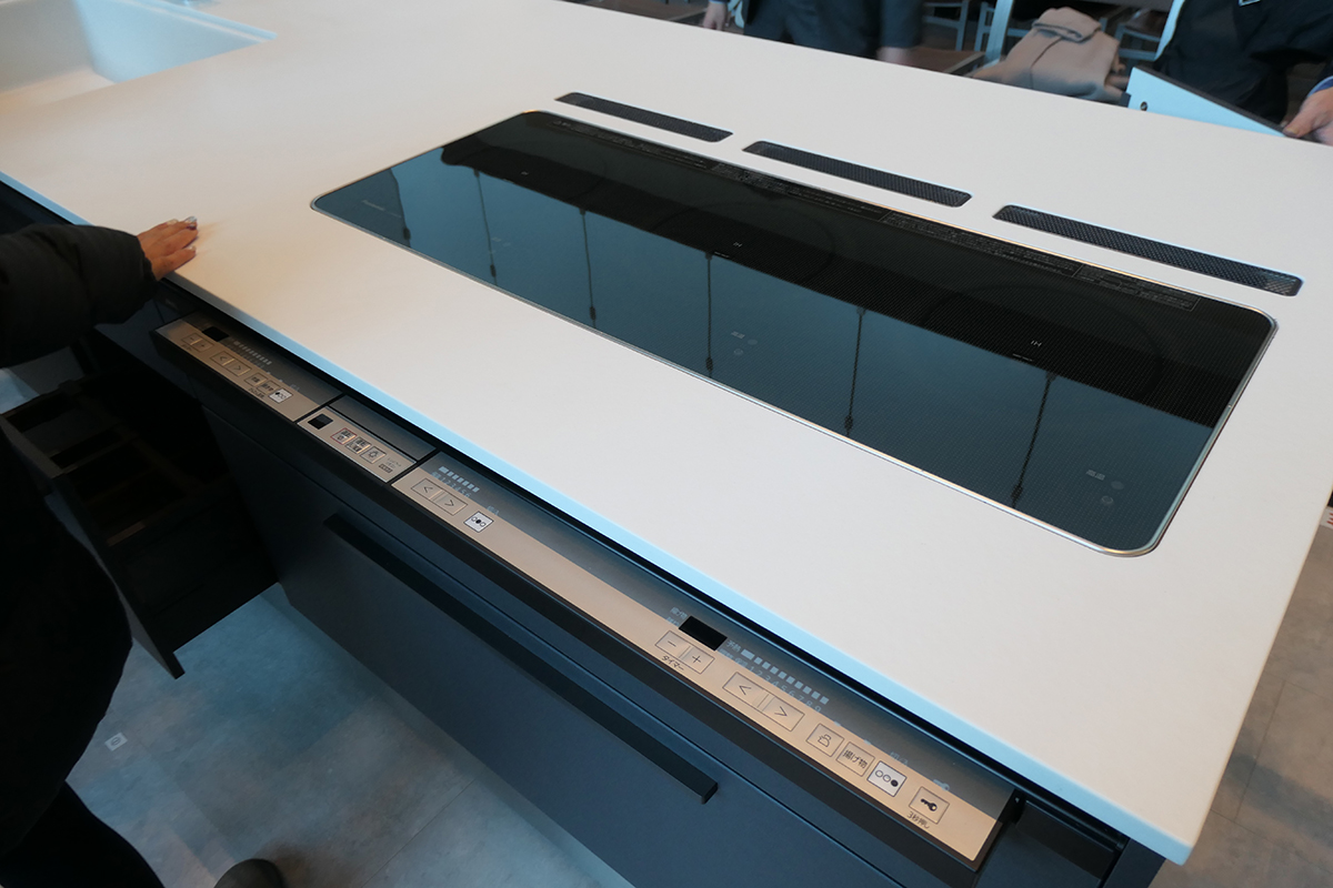 カウンターとコンロの段差が少なくフラットに納まっている。掃除がしやすいというメリットも