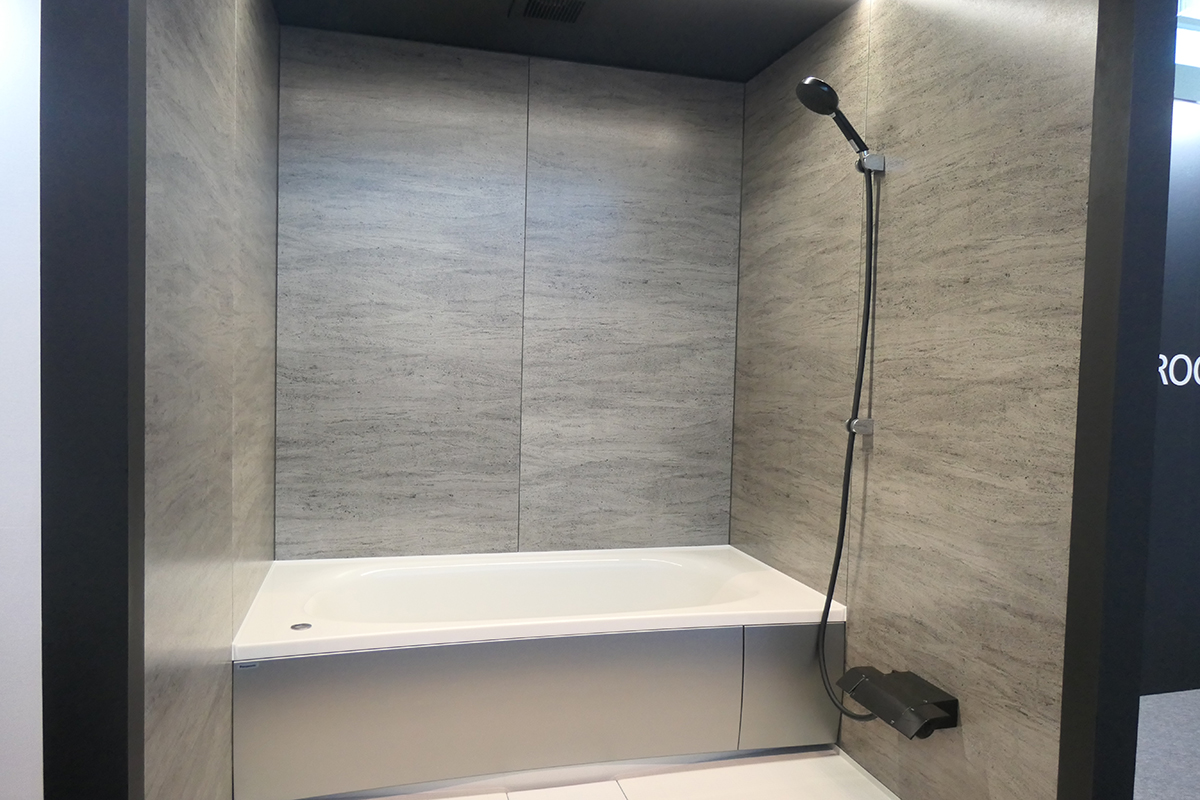 天井と浴槽側面のエプロン、水栓の色柄をリンクした