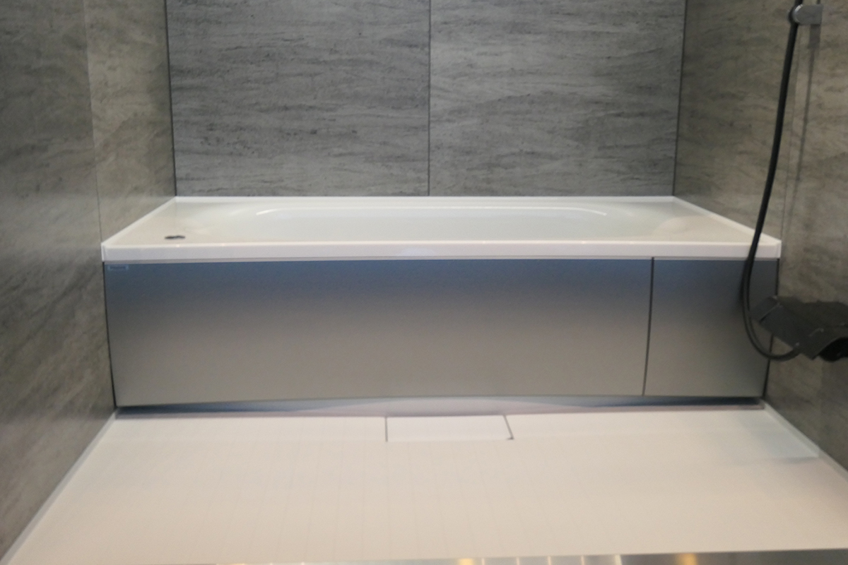 床の端には目地がなく、排水口部分までシームレスにつながっている