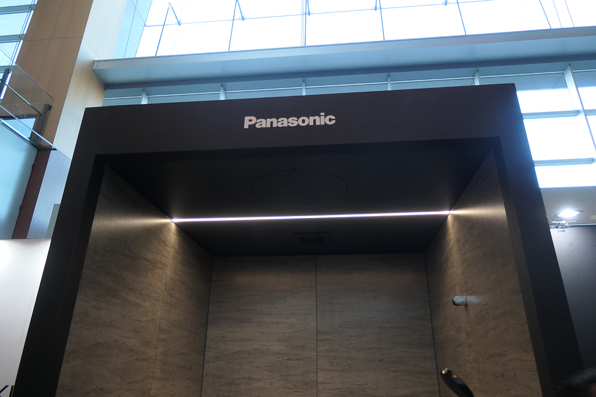 バスルームでブラックコーディネイトができるよう、天井・壁・エプロン・ドアに新柄を追加