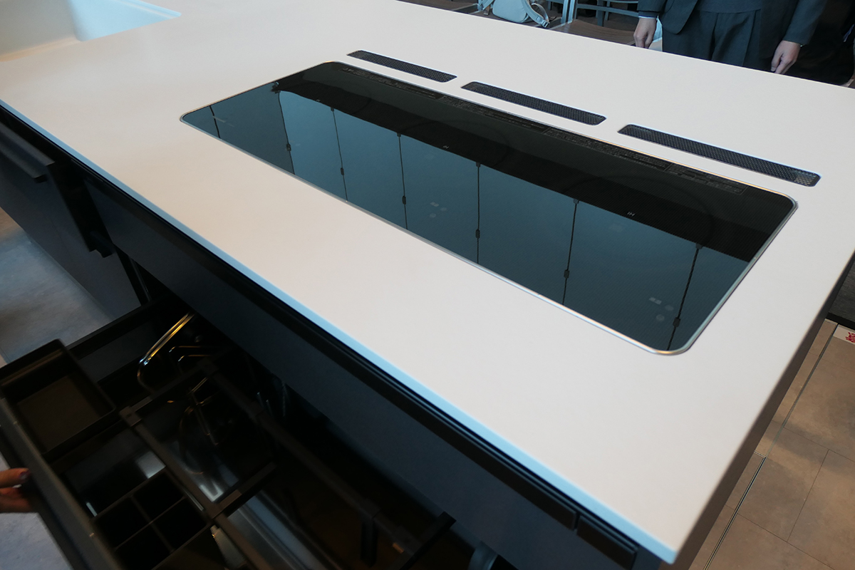 3口横並びの「ワイドコンロ」。手前のスペースにゆとりがあるため鍋の取ってがはみ出ず、まな板を置いて作業することも可能