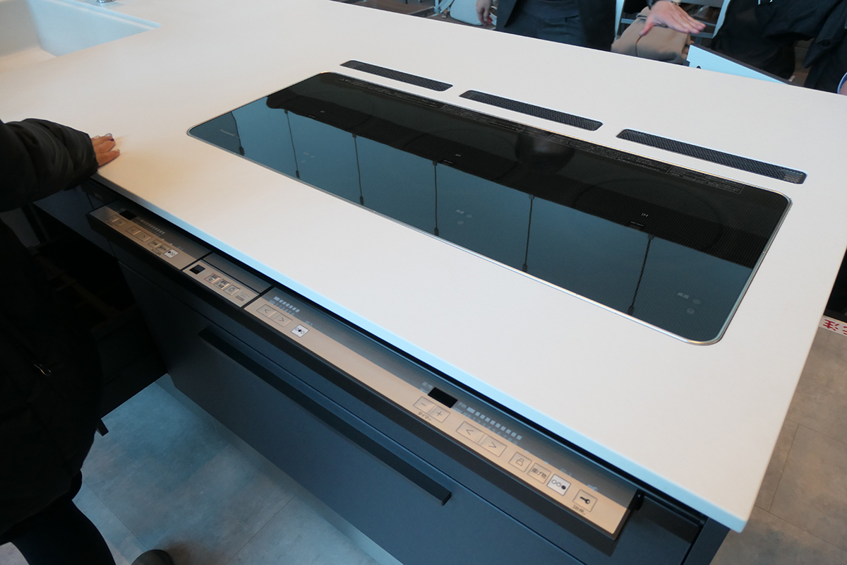 操作部はプッシュオープン式