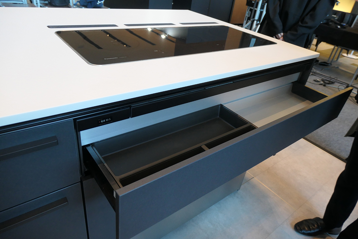 魚焼きグリルがなく、従来のグリル部分は収納スペースとなっている