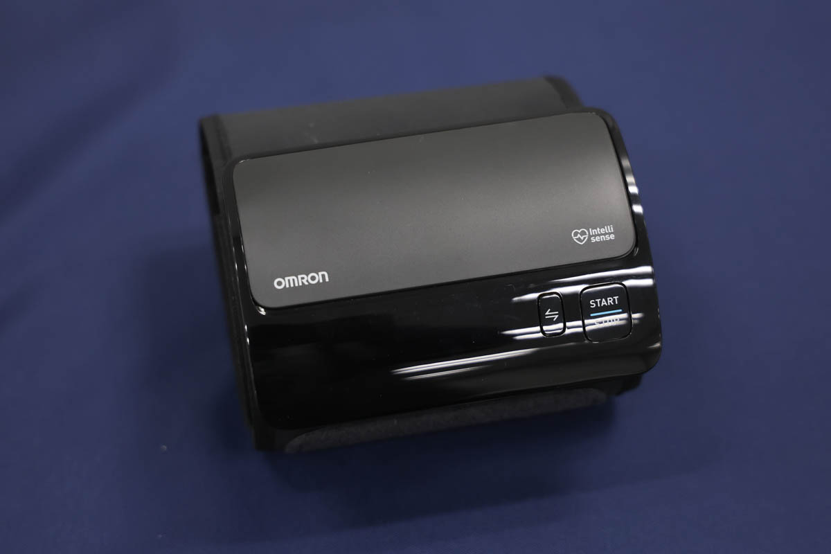 2017年発売の「上腕式自動血圧計 HEM 7600T」本体とカフ一体型のチューブレスタイプ