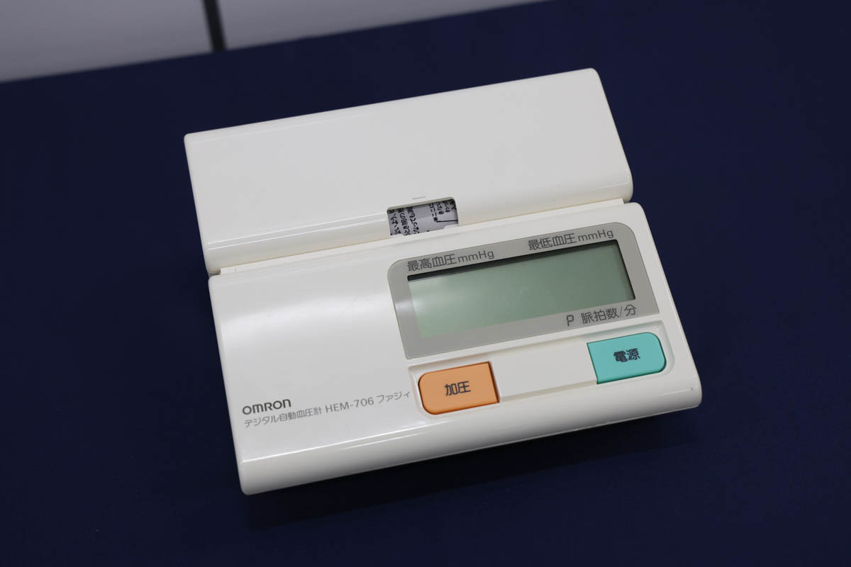 1991年発売の「デジタル血圧計 HEM-706」。ファジィ技術により、一人一人のその時の血圧レベルに最適な加圧値を自動設定できるもので、自分で圧力を設定する必要がなくなった