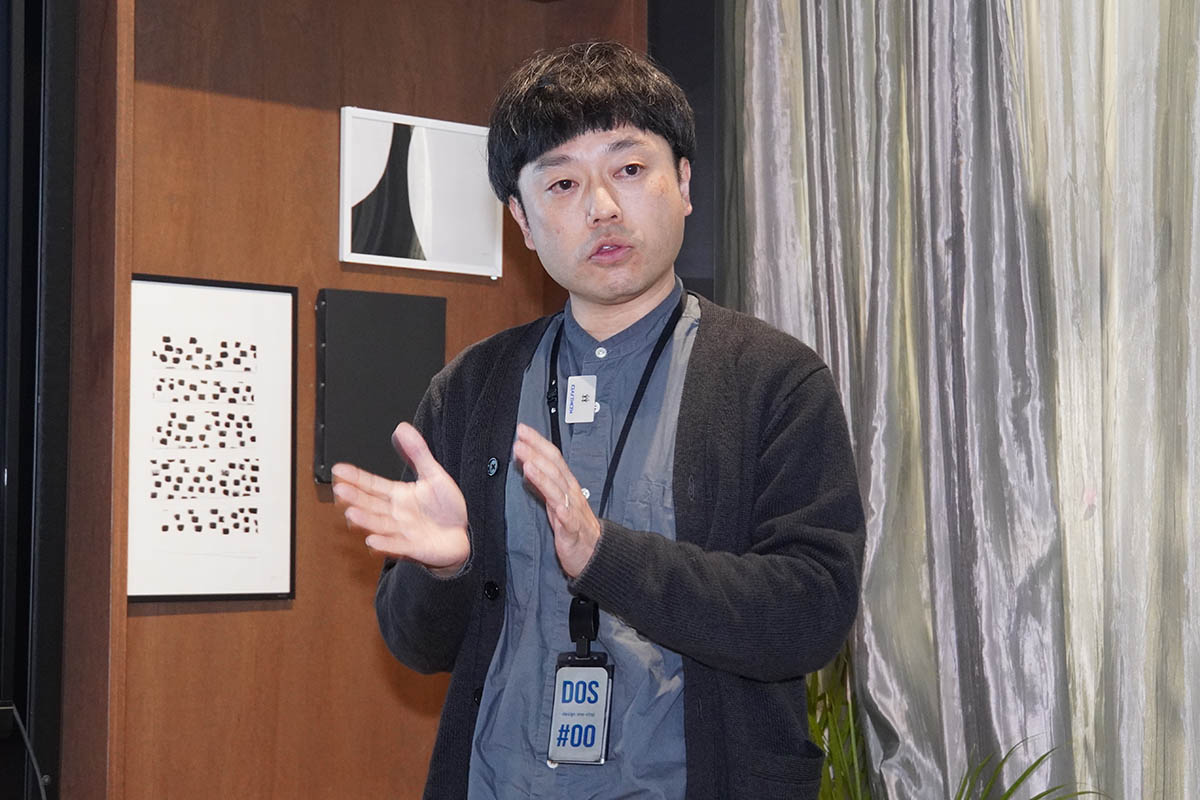 カフェチェアーも含めファニチャー事業について説明するワークプレイス事業本部 ものづくり開発本部 シーティング開発部 林友彦氏