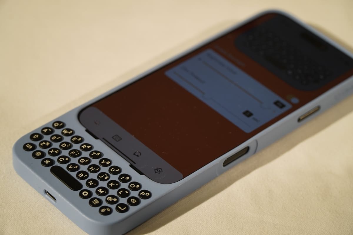 物理キーボードを画面外に配置することで、使用可能な画面を約2倍に増やせる